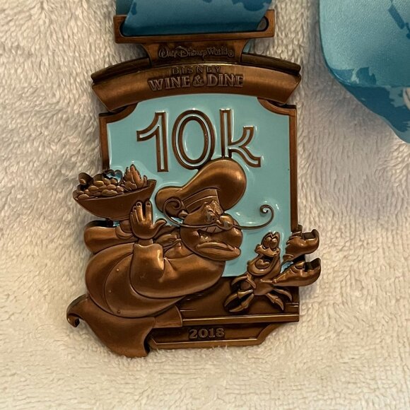 2015 Run Disney Wine‎ & Dine 10K The Little Mermaid Theme Medal Sebastian Chef - Picture 1 of 5
